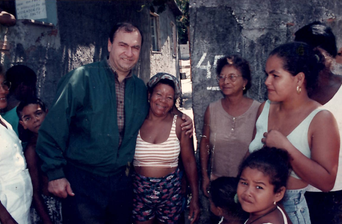 Cesar Maia e moradores do Morro da Fé celebrando o ínicio do Favela Bairro